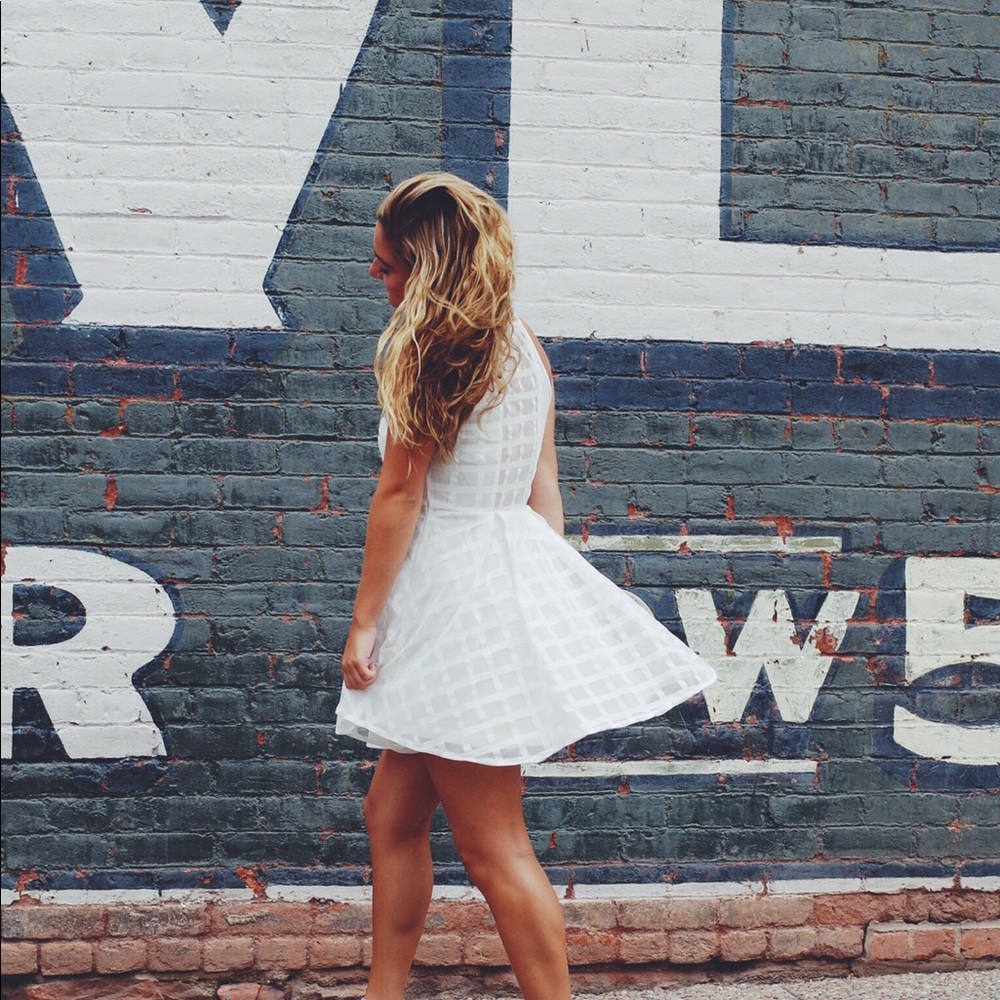 ADORABLE WHITE DRESS - Picture 2 of 4